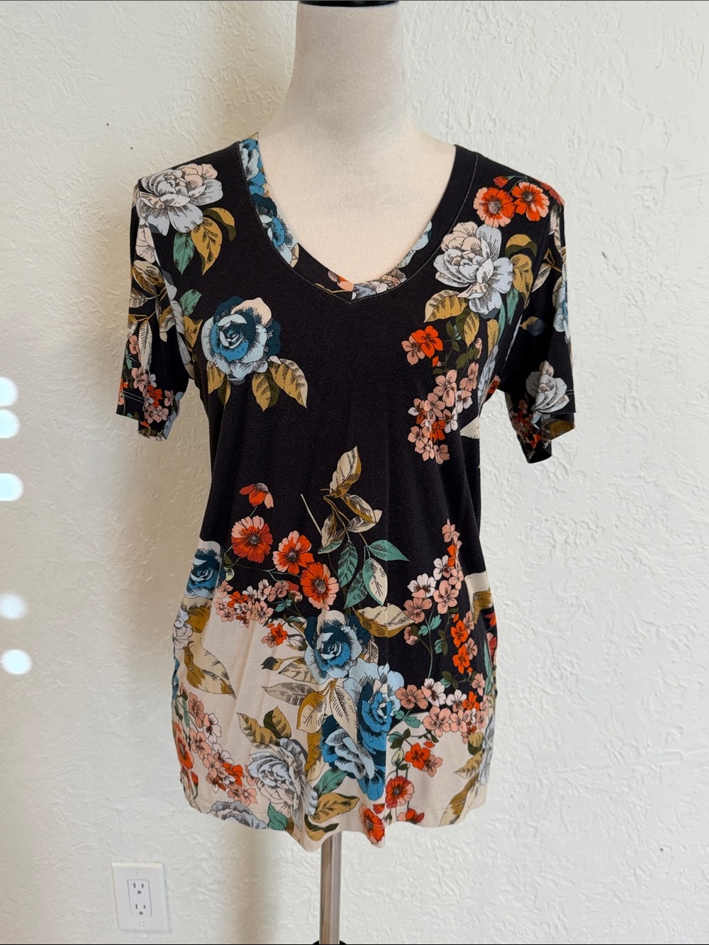 Johnny Was V-Neck Short Sleeve Tee with Floral Print size XS